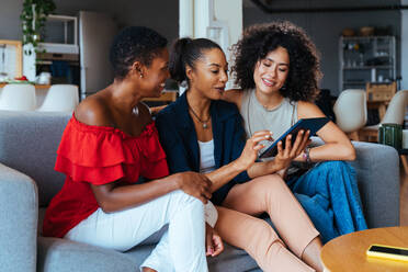 Happy beautiful hispanic south american and black women meeting indoors and having fun - Black adult females best friends spending time together, concepts about domestic life, leisure, friendship and togetherness - DMDF01099