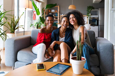 Happy beautiful hispanic south american and black women meeting indoors and having fun - Black adult females best friends spending time together, concepts about domestic life, leisure, friendship and togetherness - DMDF01104