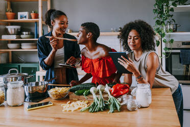 Happy beautiful hispanic south american and black women meeting indoors and having fun - Black adult females best friends spending time together, concepts about domestic life, leisure, friendship and togetherness - DMDF01128