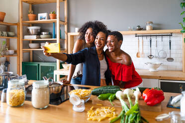 Happy beautiful hispanic south american and black women meeting indoors and having fun - Black adult females best friends spending time together, concepts about domestic life, leisure, friendship and togetherness - DMDF01134