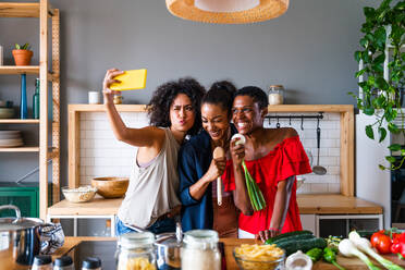 Happy beautiful hispanic south american and black women meeting indoors and having fun - Black adult females best friends spending time together, concepts about domestic life, leisure, friendship and togetherness - DMDF01142