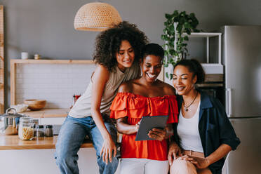 Happy beautiful hispanic south american and black women meeting indoors and having fun - Black adult females best friends spending time together, concepts about domestic life, leisure, friendship and togetherness - DMDF01154