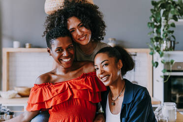 Happy beautiful hispanic south american and black women meeting indoors and having fun - Black adult females best friends spending time together, concepts about domestic life, leisure, friendship and togetherness - DMDF01158