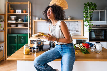 Happy beautiful hispanic south american and black women meeting indoors and having fun - Black adult females best friends spending time together, concepts about domestic life, leisure, friendship and togetherness - DMDF01162