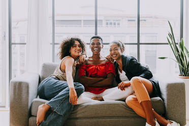 Happy beautiful hispanic south american and black women meeting indoors and having fun - Black adult females best friends spending time together, concepts about domestic life, leisure, friendship and togetherness - DMDF01169