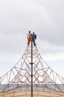 Nachdenkliches Paar auf einem Seil im Park stehend - AFVF09305