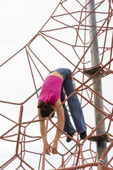 Verspielte Frau hängt an einem Seil unter dem Himmel - AFVF09313