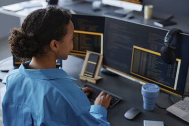 Computerprogrammierer bei der Arbeit an einem Desktop-PC im Büro - KPEF00073