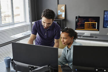 IT-Fachleute diskutieren über Computer im Büro - KPEF00107