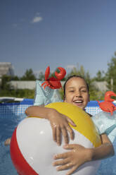 Ein junges Mädchen schwimmt an einem heißen Tag in Russland fröhlich in einem kühlen Pool - LESF00405