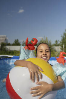 Ein junges Mädchen schwimmt an einem heißen Tag in Russland fröhlich in einem kühlen Pool - LESF00405