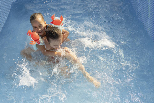 Russische Mädchen kühlen sich ab und vergnügen sich in ihrer Freizeit im Pool - LESF00409