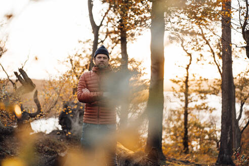 Ein einsamer Mann betrachtet die Herbstlandschaft und blickt unter dem mondbeschienenen Himmel in Richtung einer nachhaltigen Zukunft - JOSEF20460
