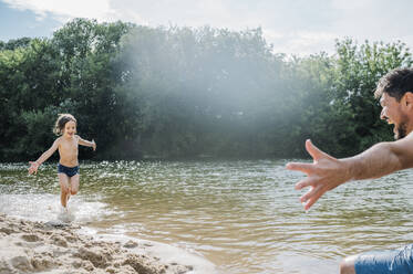 Ein rührendes Wiedersehen zwischen Vater und Sohn am malerischen Flussufer in Nischni Nowgorod, Russland - ANAF01920