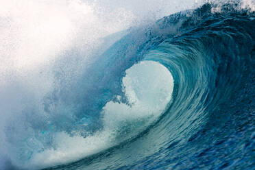 Schaumige Wellen rollen auf türkisfarbenem, dunkelblauem Meer und plätschern an einem stürmischen, hellen Tag in Französisch-Polynesien auf den Inseln Moorea und Tahiti - ADSF46370