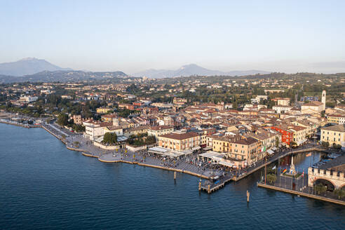 Ein beeindruckender Blick aus der Vogelperspektive auf Lazise, eine bezaubernde Stadt in Verona, Italien, die am Ufer des Gardasees liegt - AMF09946