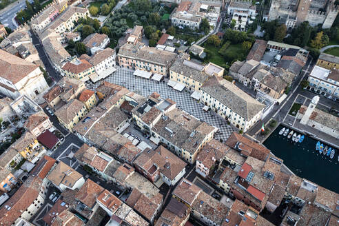 Eine atemberaubende Luftaufnahme des charmanten Lazise, einer malerischen Stadt in Verona, Italien, am Ufer des Gardasees gelegen - AMF09948