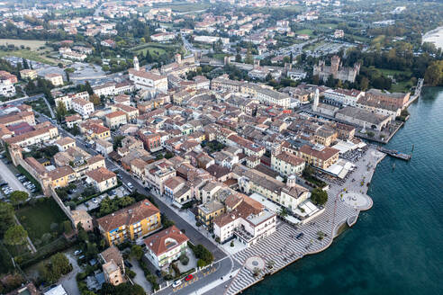 Eine atemberaubende Luftaufnahme von Lazise, einer charmanten alten Stadt an den malerischen Ufern des Gardasees in Verona, Italien - AMF09949