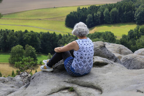 Unterbrechen Sie Ihre Wanderung und bewundern Sie die atemberaubenden Ausblicke auf die Sächsische Schweiz, Deutschlands herrliche Landschaft - JTF02363