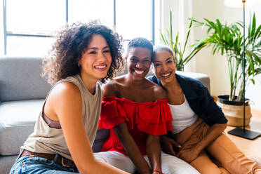 Happy beautiful hispanic south american and black women meeting indoors and having fun - Black adult females best friends spending time together, concepts about domestic life, leisure, friendship and togetherness - DMDF01201