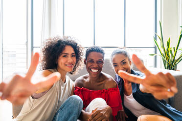 Happy beautiful hispanic south american and black women meeting indoors and having fun - Black adult females best friends spending time together, concepts about domestic life, leisure, friendship and togetherness - DMDF01204