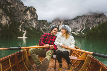 Hübsches Paar junger Erwachsener beim Besuch eines Bergsees in Prags, Italien - Touristen in Wanderkleidung haben Spaß im Urlaub während des Herbstlaubs - Konzepte über Reisen, Lebensstil und Fernweh - DMDF01213