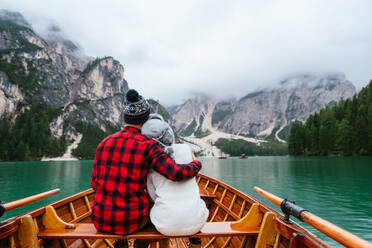 Hübsches Paar junger Erwachsener beim Besuch eines Bergsees in Prags, Italien - Touristen in Wanderkleidung haben Spaß im Urlaub während des Herbstlaubs - Konzepte über Reisen, Lebensstil und Fernweh - DMDF01222
