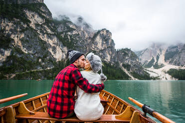 Hübsches Paar junger Erwachsener beim Besuch eines Bergsees in Prags, Italien - Touristen in Wanderkleidung haben Spaß im Urlaub während des Herbstlaubs - Konzepte über Reisen, Lebensstil und Fernweh - DMDF01225