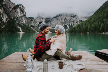 Hübsches Paar junger Erwachsener beim Besuch eines Bergsees in Prags, Italien - Touristen in Wanderkleidung haben Spaß im Urlaub während des Herbstlaubs - Konzepte über Reisen, Lebensstil und Fernweh - DMDF01239
