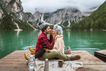 Hübsches Paar junger Erwachsener beim Besuch eines Bergsees in Prags, Italien - Touristen in Wanderkleidung haben Spaß im Urlaub während des Herbstlaubs - Konzepte über Reisen, Lebensstil und Fernweh - DMDF01241