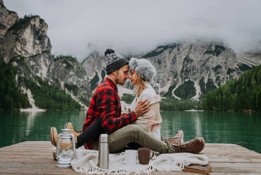 Hübsches Paar junger Erwachsener beim Besuch eines Bergsees in Prags, Italien - Touristen in Wanderkleidung haben Spaß im Urlaub während des Herbstlaubs - Konzepte über Reisen, Lebensstil und Fernweh - DMDF01244