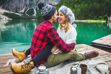 Hübsches Paar junger Erwachsener beim Besuch eines Bergsees in Prags, Italien - Touristen in Wanderkleidung haben Spaß im Urlaub während des Herbstlaubs - Konzepte über Reisen, Lebensstil und Fernweh - DMDF01252