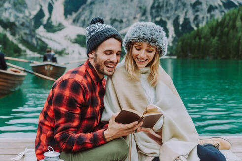 Hübsches Paar junger Erwachsener beim Besuch eines Bergsees in Prags, Italien - Touristen in Wanderkleidung haben Spaß im Urlaub während des Herbstlaubs - Konzepte über Reisen, Lebensstil und Fernweh - DMDF01256