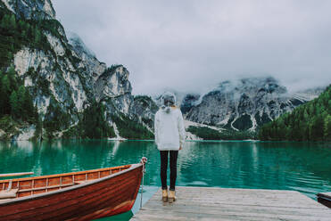 Schöne Frau, die einen Alpensee in Prags, Italien, besucht - Tourist mit Wanderoutfit, der sich im Herbstlaub amüsiert - Konzepte über Reisen, Lifestyle und Fernweh - DMDF01260