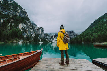 Reisende, die einen Alpensee in Prags, Italien, besuchen - Tourist in Wanderkleidung, der sich im Herbstlaub amüsiert - Konzepte über Reisen, Lebensstil und Fernweh - DMDF01264