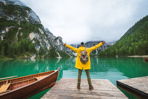 Reisende, die einen Alpensee in Prags, Italien, besuchen - Tourist in Wanderkleidung, der sich im Herbstlaub amüsiert - Konzepte über Reisen, Lebensstil und Fernweh - DMDF01266