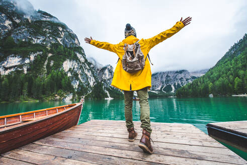 Reisende, die einen Alpensee in Prags, Italien, besuchen - Tourist in Wanderkleidung, der sich im Herbstlaub amüsiert - Konzepte über Reisen, Lebensstil und Fernweh - DMDF01267