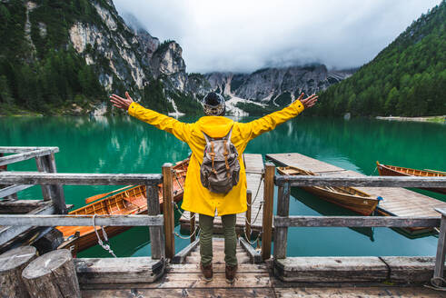 Reisende, die einen Alpensee in Prags, Italien, besuchen - Tourist in Wanderkleidung, der sich im Herbstlaub amüsiert - Konzepte über Reisen, Lebensstil und Fernweh - DMDF01268