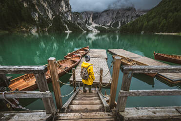 Reisende, die einen Alpensee in Prags, Italien, besuchen - Tourist in Wanderkleidung, der sich im Herbstlaub amüsiert - Konzepte über Reisen, Lebensstil und Fernweh - DMDF01269