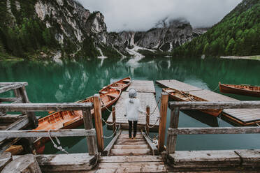 Schöne Frau, die einen Alpensee in Prags, Italien, besucht - Tourist mit Wanderoutfit, der sich im Herbstlaub amüsiert - Konzepte über Reisen, Lifestyle und Fernweh - DMDF01272