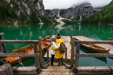 Hübsches Paar junger Erwachsener beim Besuch eines Bergsees in Prags, Italien - Touristen in Wanderkleidung haben Spaß im Urlaub während des Herbstlaubs - Konzepte über Reisen, Lebensstil und Fernweh - DMDF01274