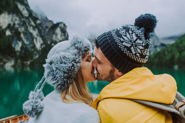 Hübsches Paar junger Erwachsener beim Besuch eines Bergsees in Prags, Italien - Touristen in Wanderkleidung haben Spaß im Urlaub während des Herbstlaubs - Konzepte über Reisen, Lebensstil und Fernweh - DMDF01276
