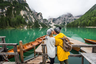 Hübsches Paar junger Erwachsener beim Besuch eines Bergsees in Prags, Italien - Touristen in Wanderkleidung haben Spaß im Urlaub während des Herbstlaubs - Konzepte über Reisen, Lebensstil und Fernweh - DMDF01277
