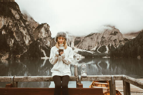 Schöne Frau, die einen Alpensee in Prags, Italien, besucht - Tourist mit Wanderoutfit, der sich im Herbstlaub amüsiert - Konzepte über Reisen, Lifestyle und Fernweh - DMDF01278