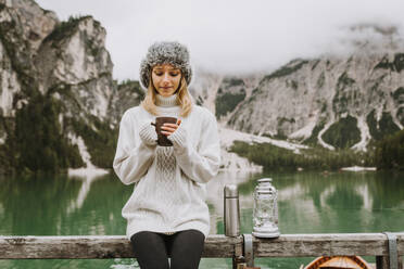 Schöne Frau, die einen Alpensee in Prags, Italien, besucht - Tourist mit Wanderoutfit, der sich im Herbstlaub amüsiert - Konzepte über Reisen, Lifestyle und Fernweh - DMDF01279