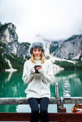 Schöne Frau, die einen Alpensee in Prags, Italien, besucht - Tourist mit Wanderoutfit, der sich im Herbstlaub amüsiert - Konzepte über Reisen, Lifestyle und Fernweh - DMDF01280