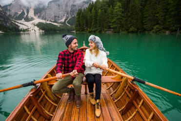 Hübsches Paar junger Erwachsener beim Besuch eines Bergsees in Prags, Italien - Touristen in Wanderkleidung haben Spaß im Urlaub während des Herbstlaubs - Konzepte über Reisen, Lebensstil und Fernweh - DMDF01296