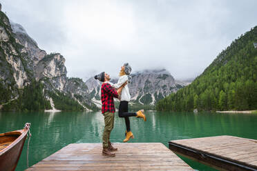 Hübsches Paar junger Erwachsener beim Besuch eines Bergsees in Prags, Italien - Touristen in Wanderkleidung haben Spaß im Urlaub während des Herbstlaubs - Konzepte über Reisen, Lebensstil und Fernweh - DMDF01310