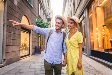 Schönes Liebespaar beim Einkaufen im Stadtzentrum - Verspielte Touristen beim Besuch einer berühmten europäischen Stadt - DMDF01329