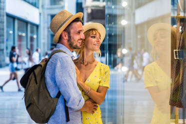 Schönes Liebespaar beim Einkaufen im Stadtzentrum - Verspielte Touristen beim Besuch einer berühmten europäischen Stadt - DMDF01344